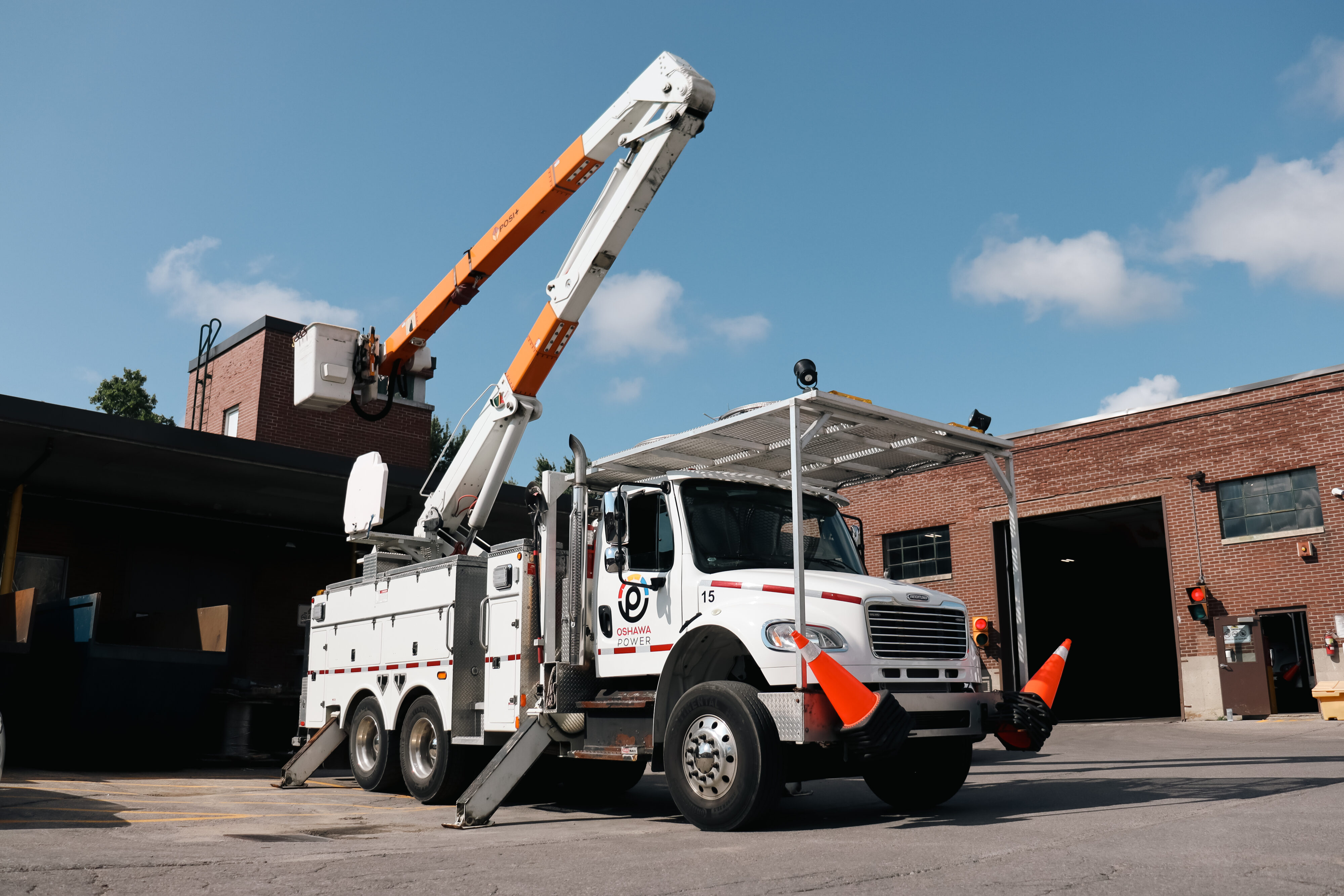 Oshawa Power bucket truck